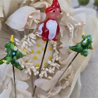 grønne-juletræer-med-julelys-nisse-rødt-tøj-gamle-nipsenåle